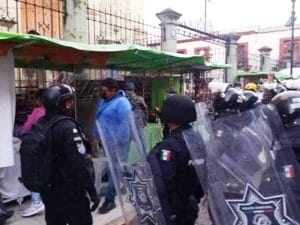 La Policía Municipal de Oaxaca de Juárez desalojó al comercio informal que se había instalado alrededor del zócalo de la capital oaxaqueña.