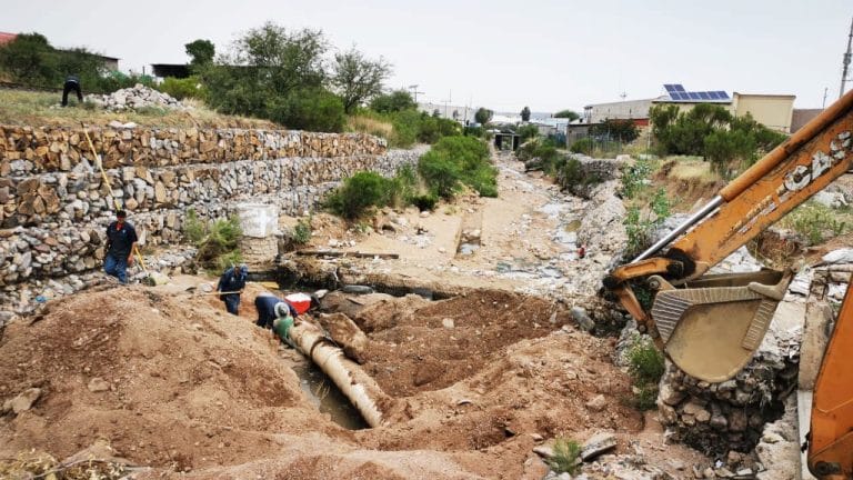 Reparan derrame de aguas negras en Colinas del Yaqui