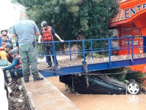 Una mujer perdió la vida al ser arrastrada por el torrente en su vehículo; en el centro de la ciudad más de 150 negocios fueron afectados por las aguas pluviales.