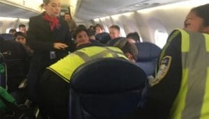 Personal de seguridad del aeropuerto capitalino entró al avión para revisarlo.