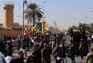 Simpatizantes de los paramilitares iraquíes pro-Irán irrumpen en la embajada de EU en Bagdad