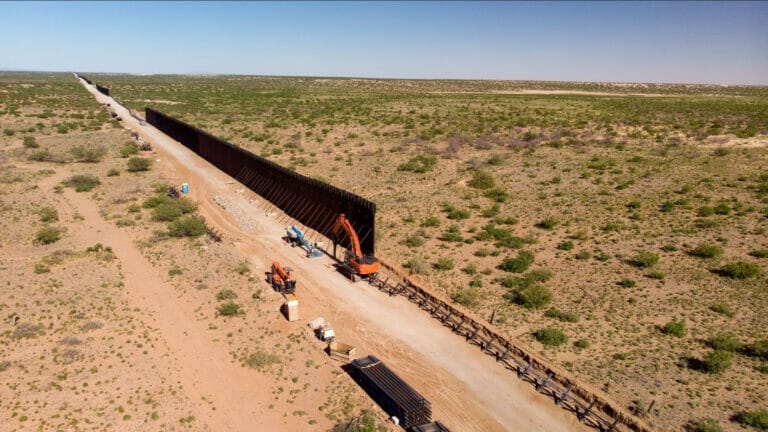 Construye Texas muro con México sin contar con permisos federales