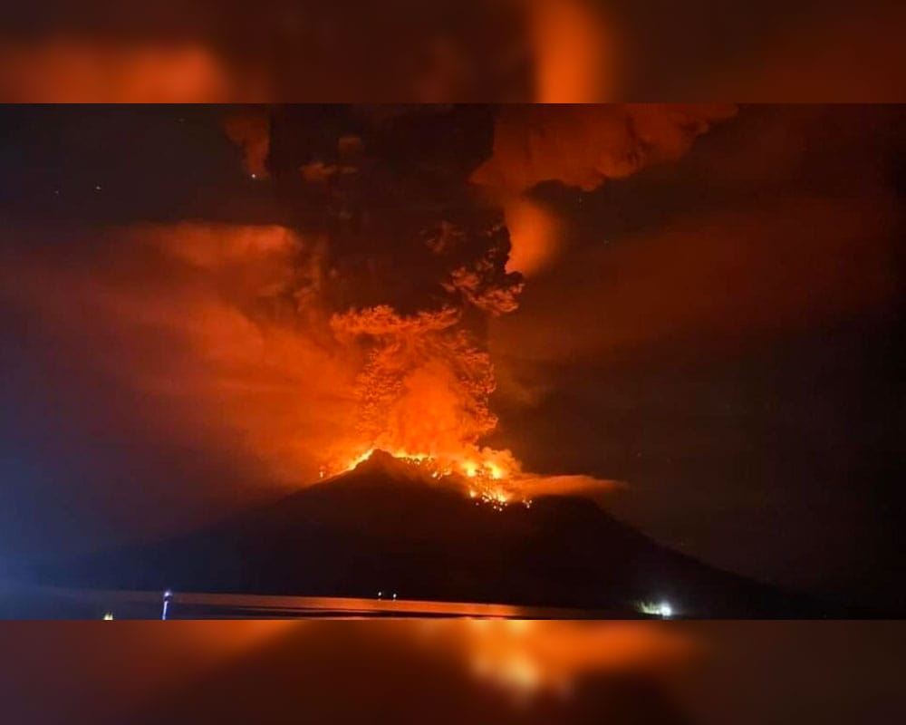 Hace volcán erupción en Indonesia; evacúan a cientos de personas