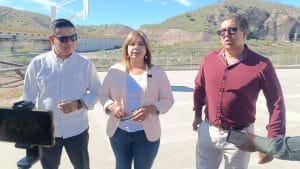 Funcionarios municipales supervisan avance en rehabilitación de canchas multiusos en Nogales