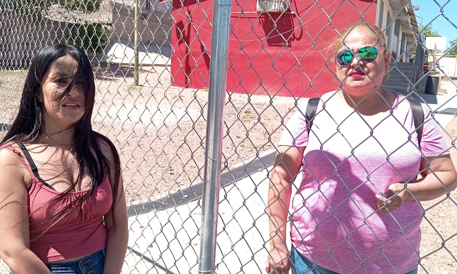 Toman padres de familia instalaciones de primaria de Nuevo Nogales